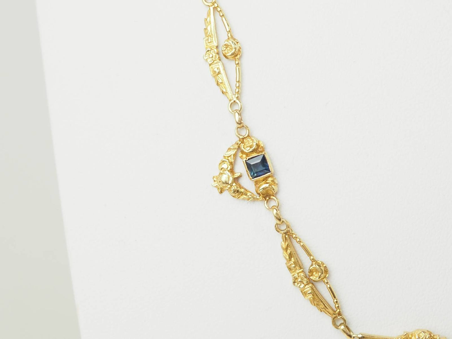 Collier Art Nouveau draperie en or jaune et saphirs