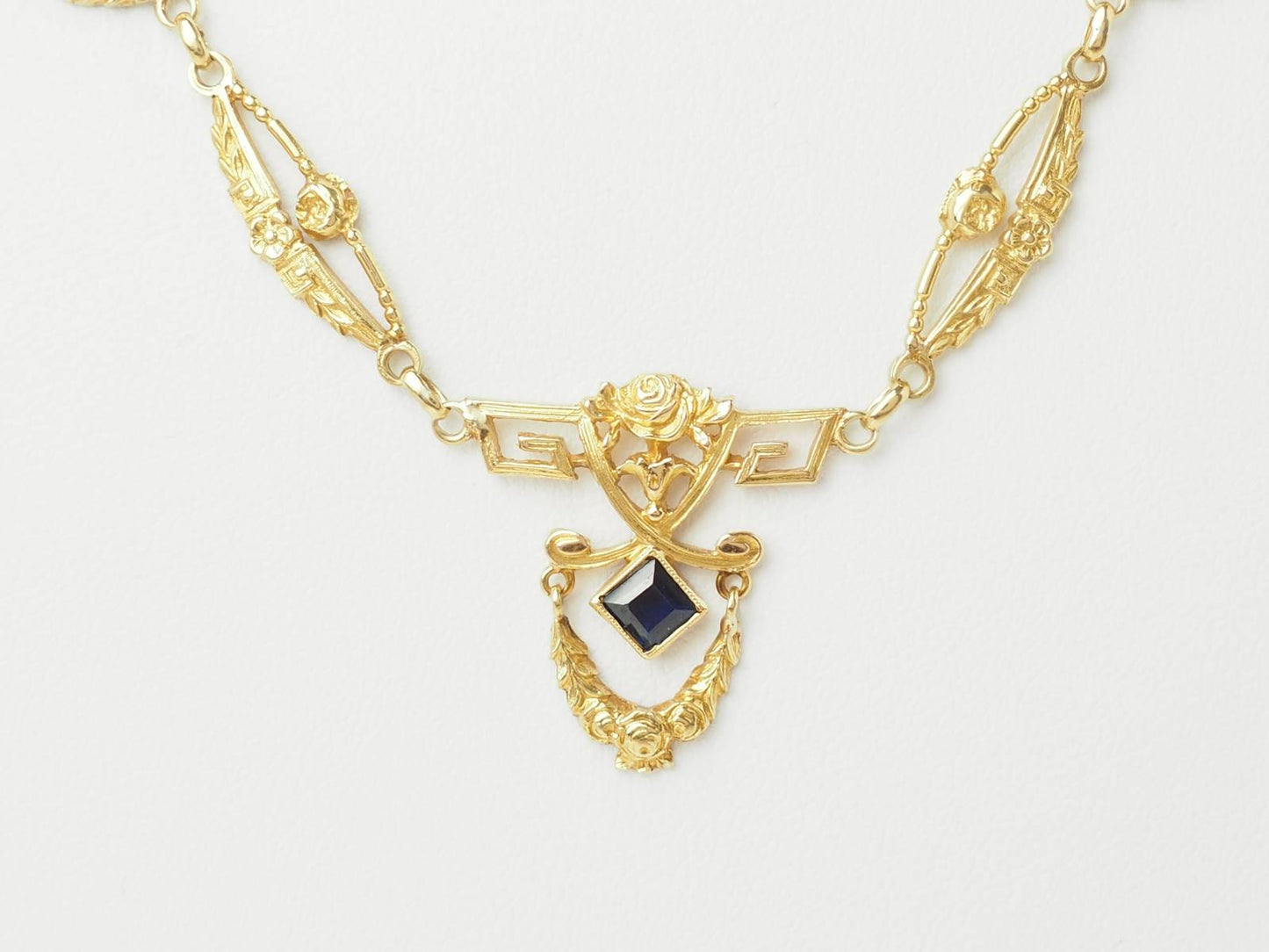 Collier Art Nouveau draperie en or jaune et saphirs