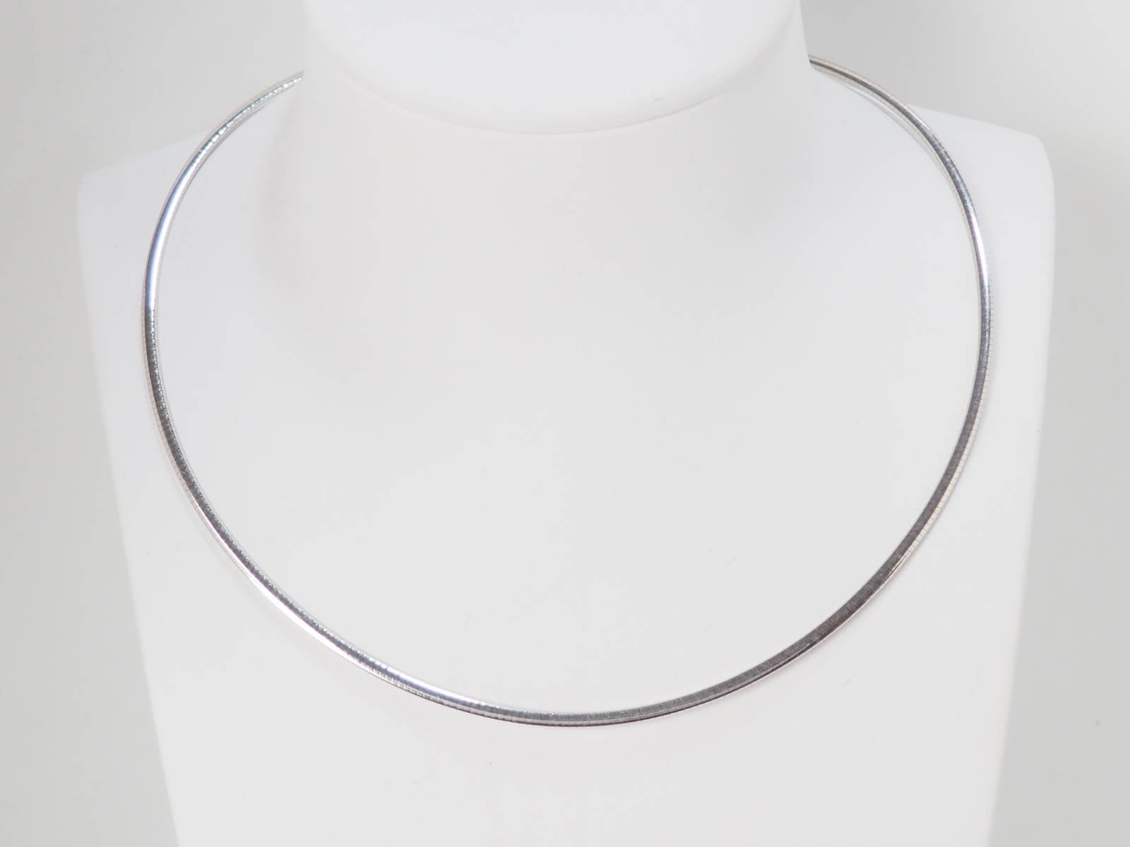 Collier oméga en or blanc en vente à Marseille