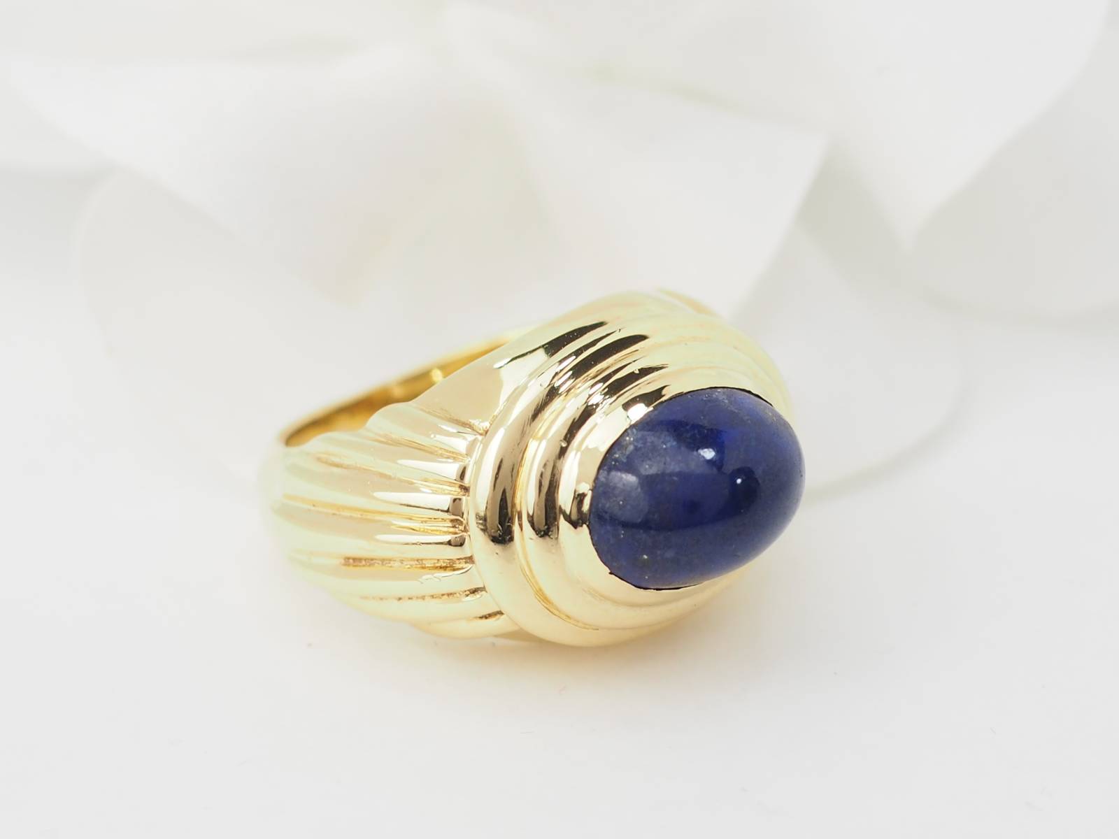 Idée cadeau bague godronnée en or et cabochon Lapis Lazuli