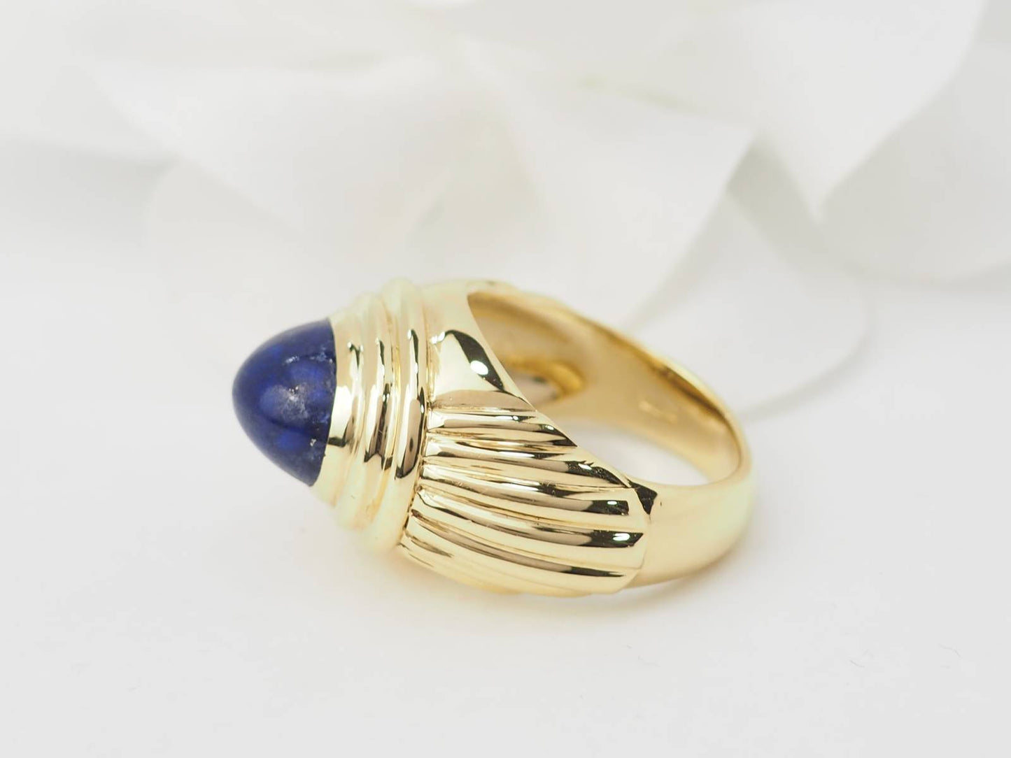 Bague godronnée en or jaune et cabochon Lapis Lazuli