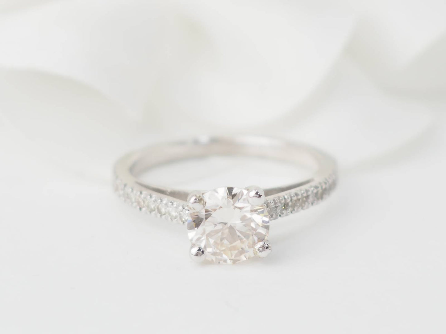 Bague solitaire en or blanc et diamants 1.20ct