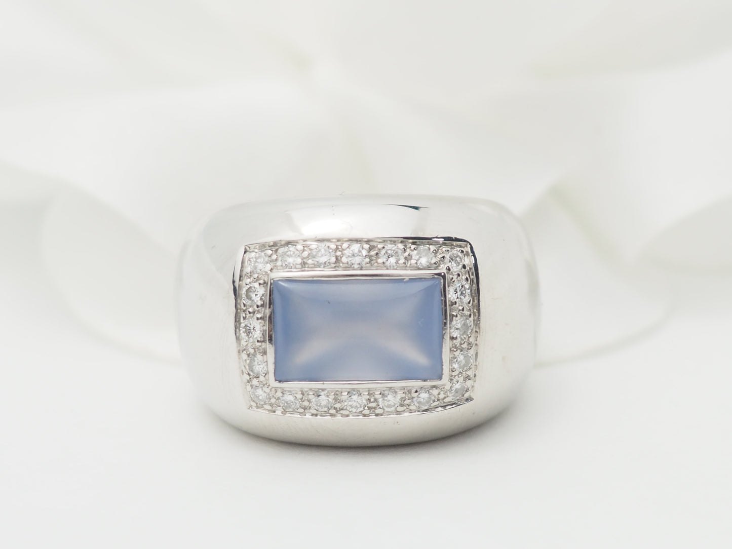 Bague Poiray en or blanc, calcédoine bleue et diamants