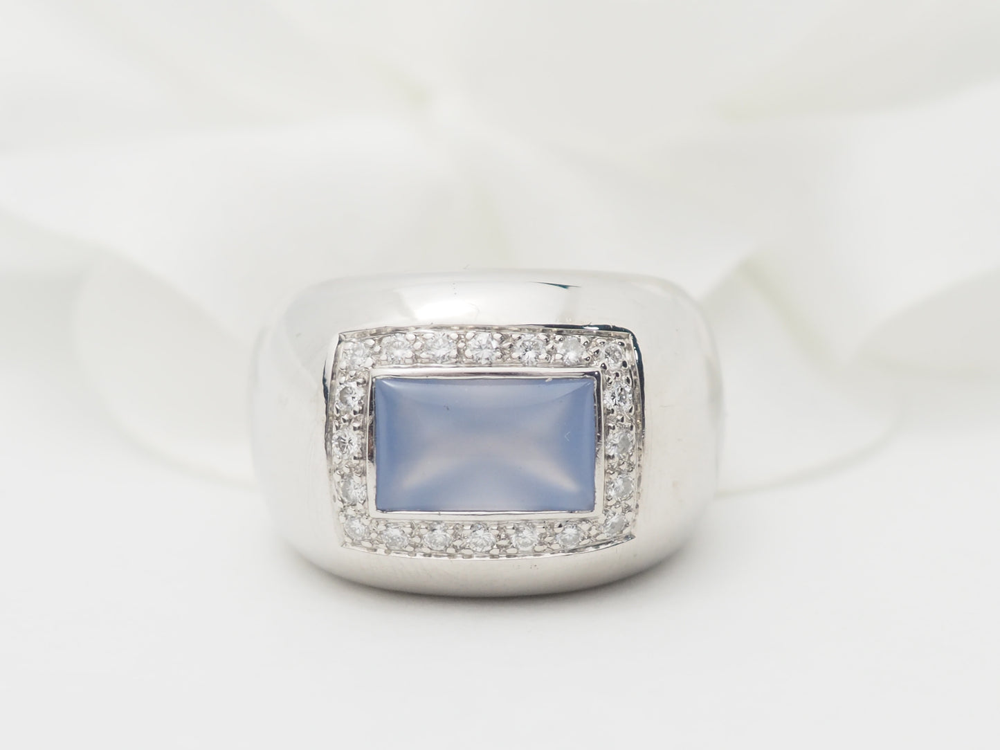 Bague Poiray en or blanc, calcédoine bleue et diamants