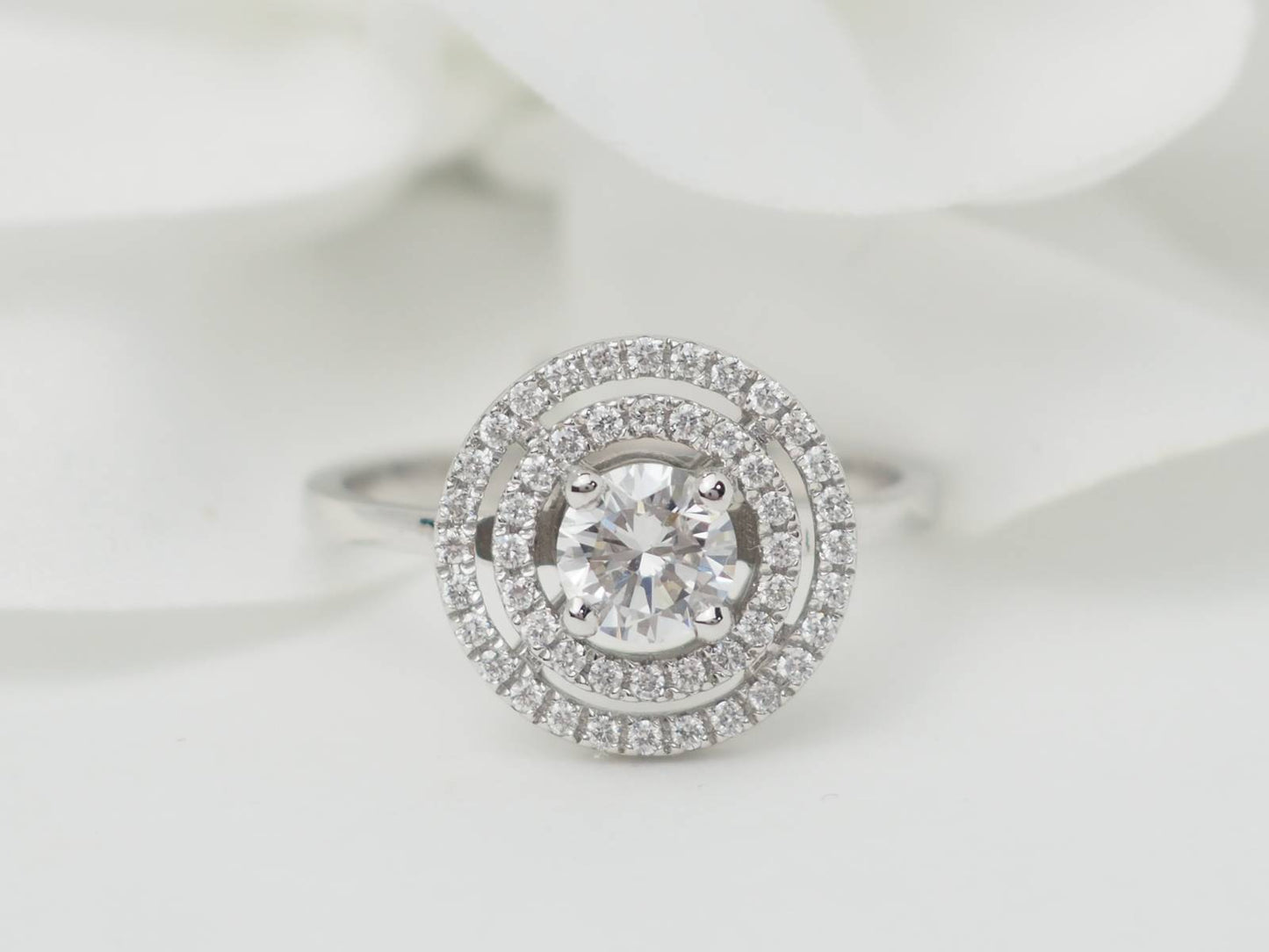 Bague solitaire en or blanc et diamant