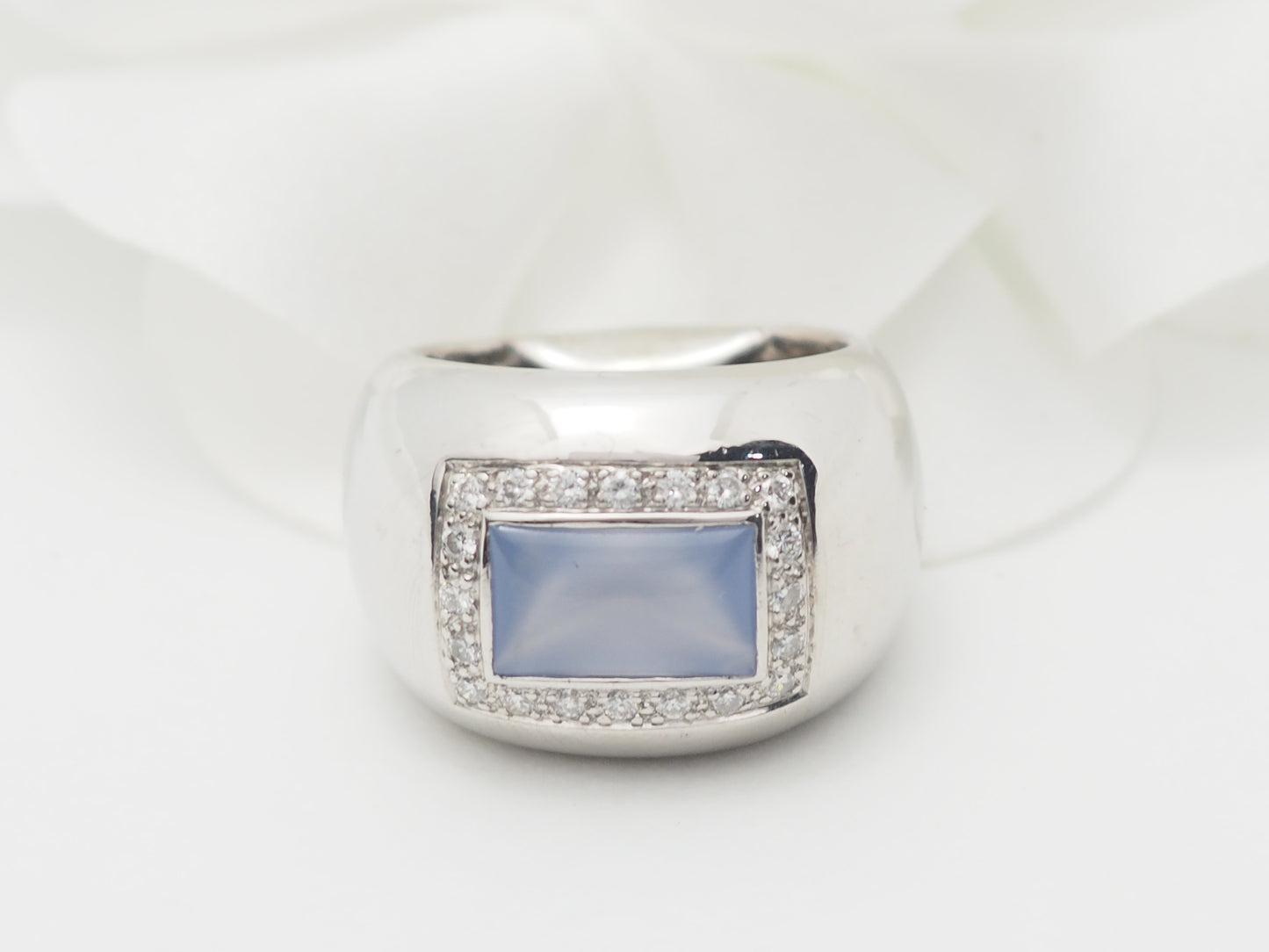 Bague Poiray en or blanc, calcédoine bleue et diamants