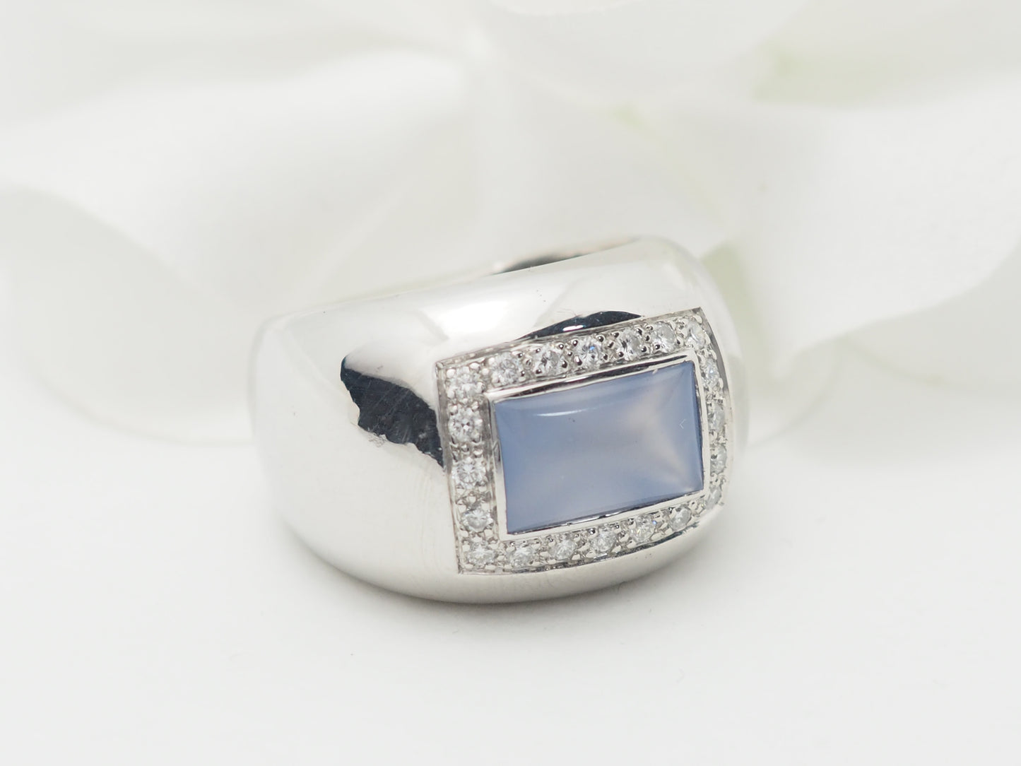 Bague Poiray en or blanc, calcédoine bleue et diamants