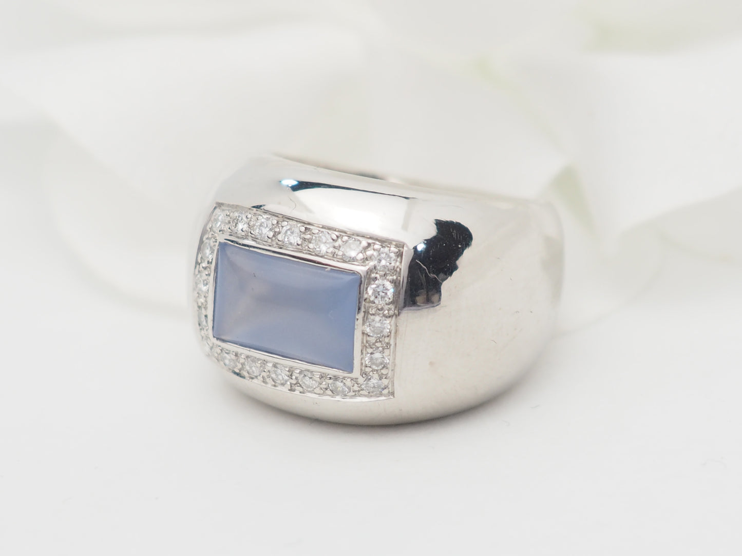 Bague Poiray en or blanc, calcédoine bleue et diamants