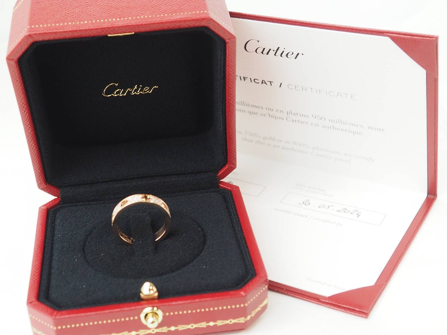 Détail du pavage diamants sur bague iconique Cartier Love
