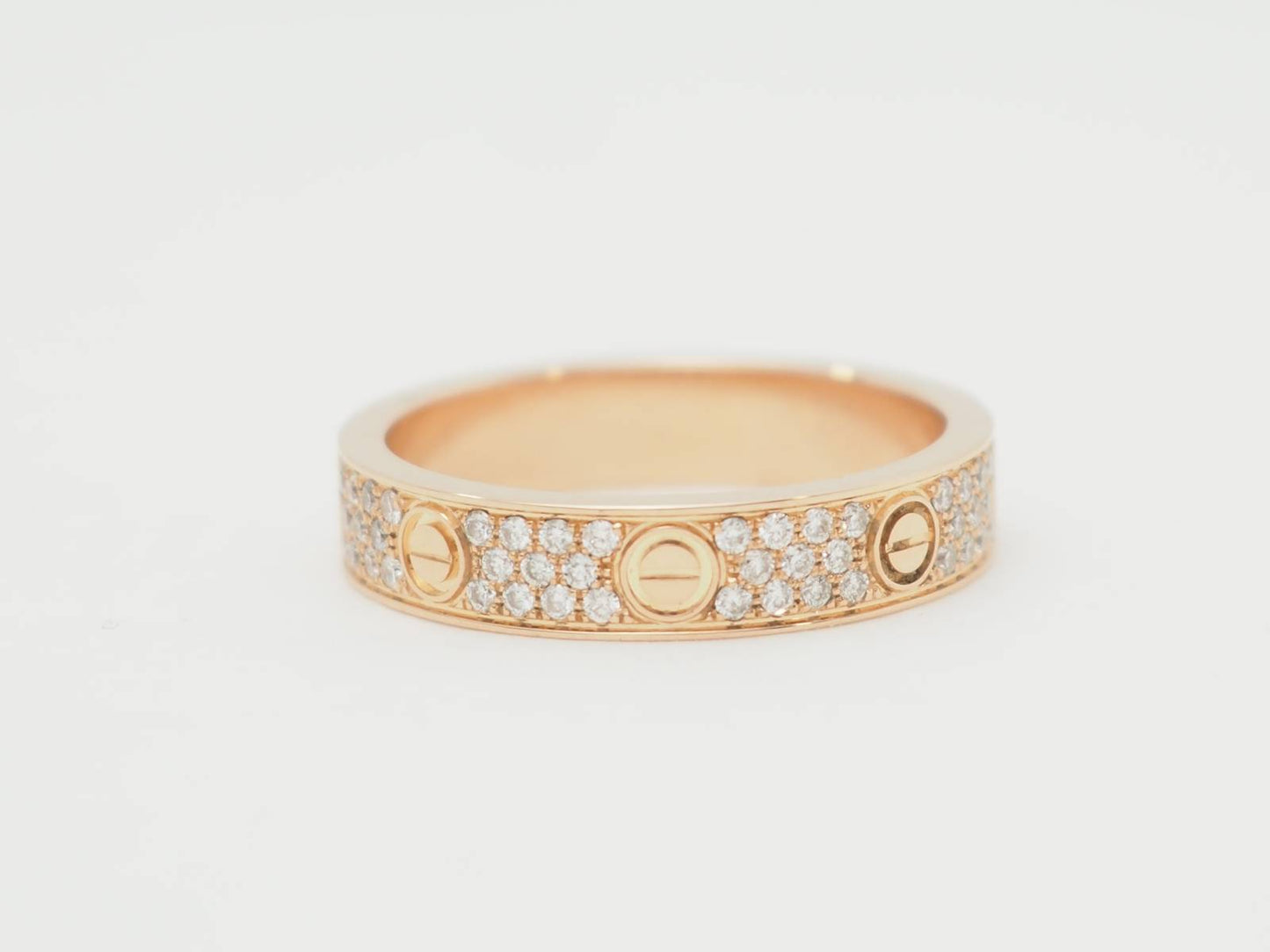 Détail du pavage diamants sur bague iconique Cartier Love