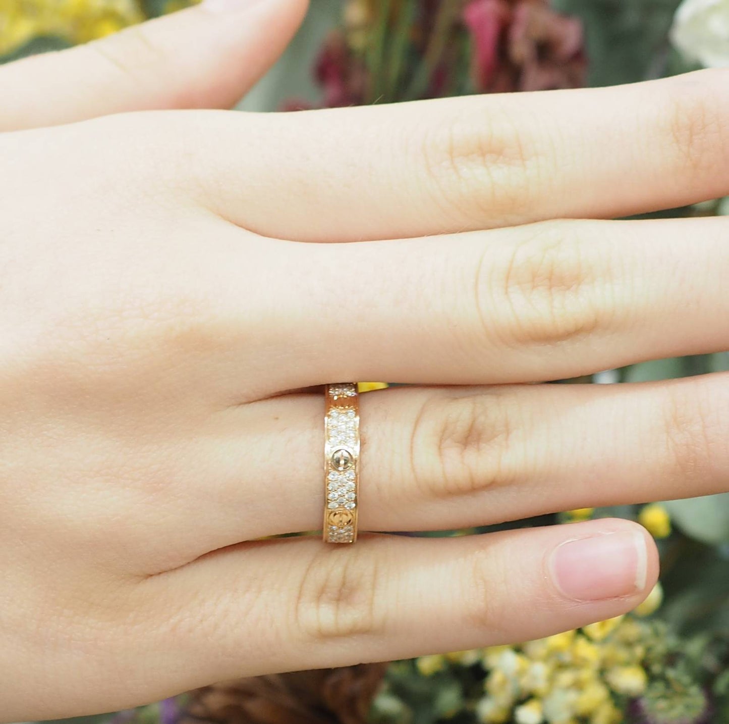 Bague Cartier Love vue de profil – finition joaillerie
