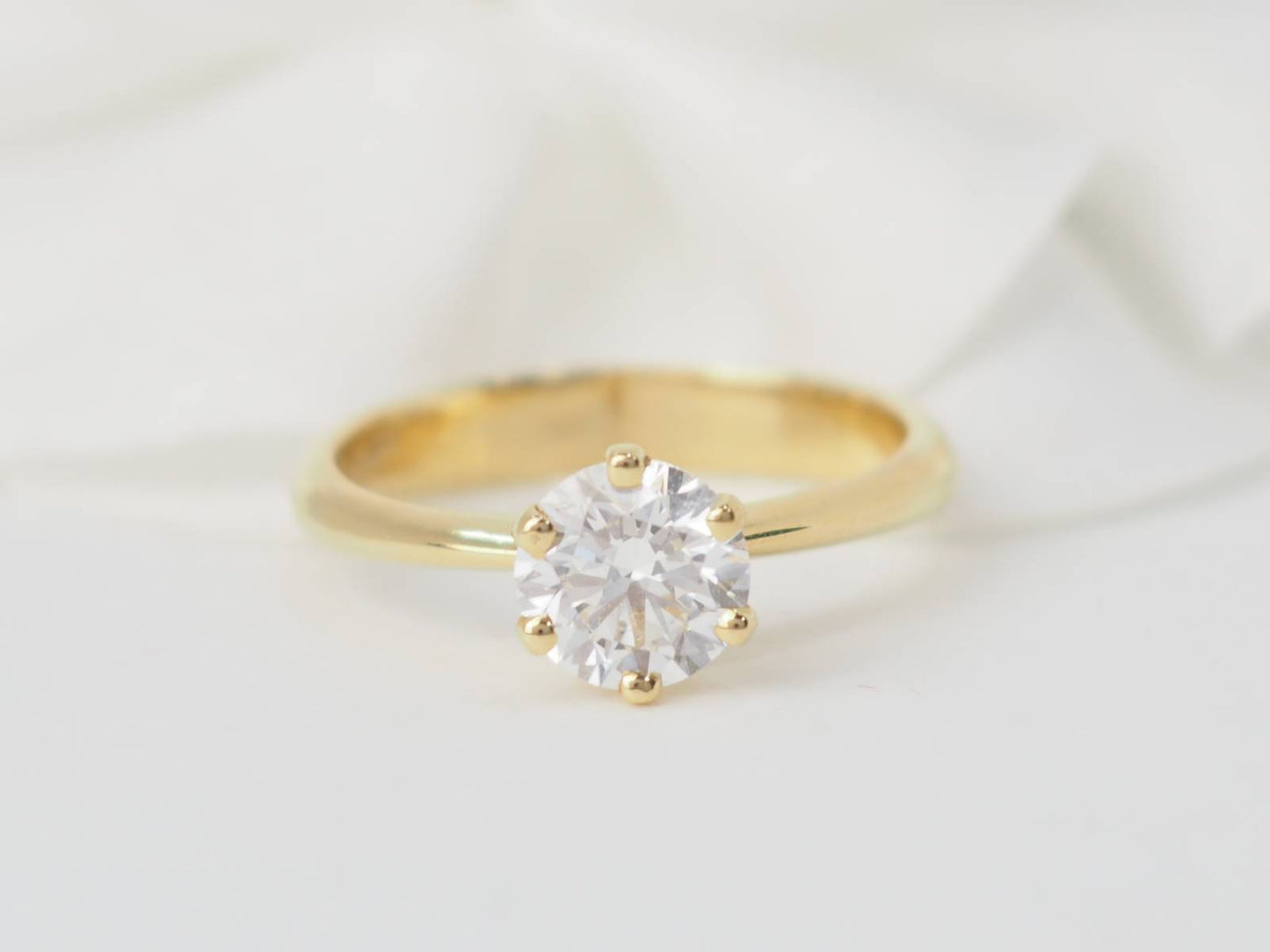 Bague solitaire en or jaune et diamant synthétique