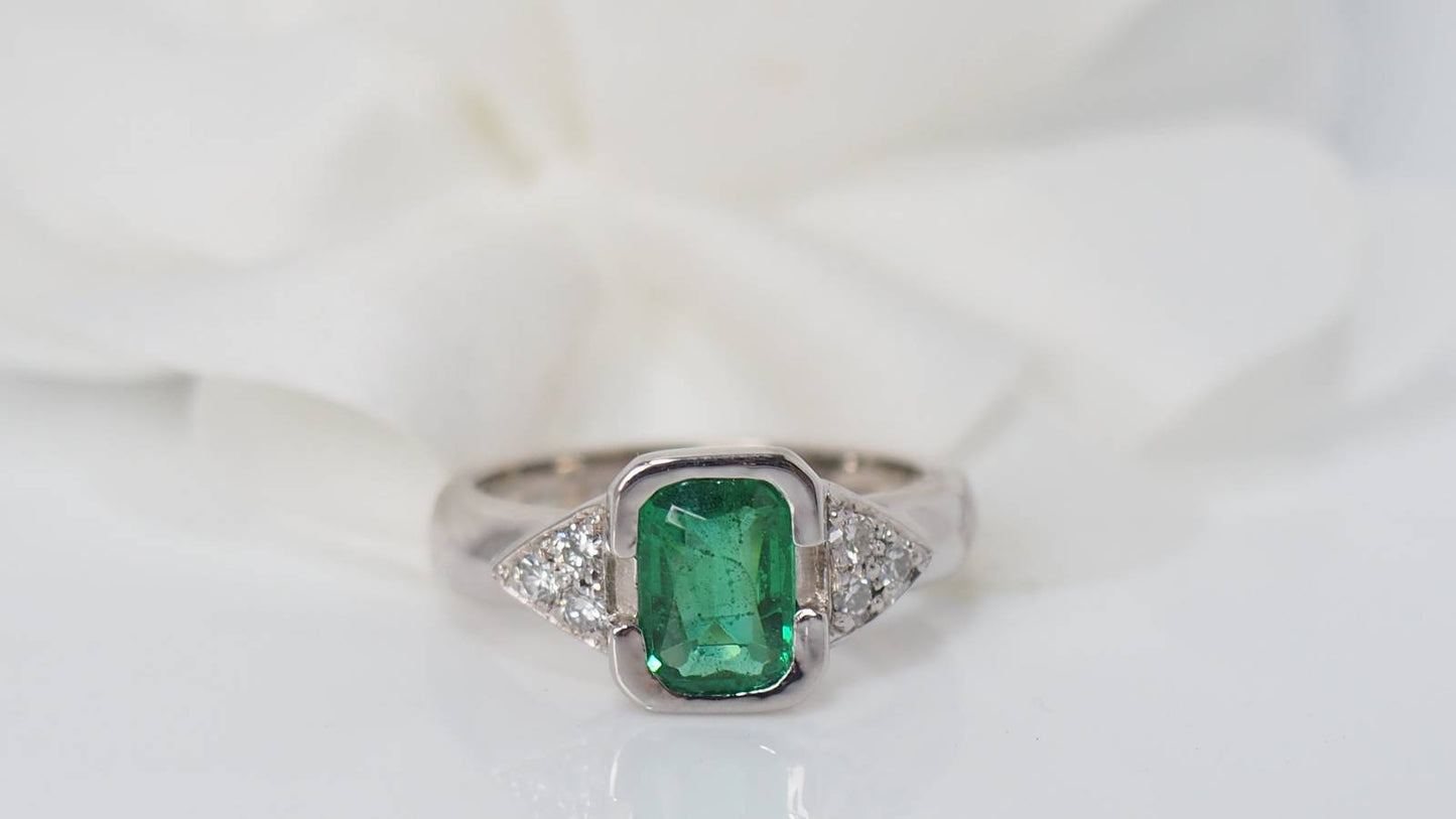 Bague en or blanc, émeraude et diamants