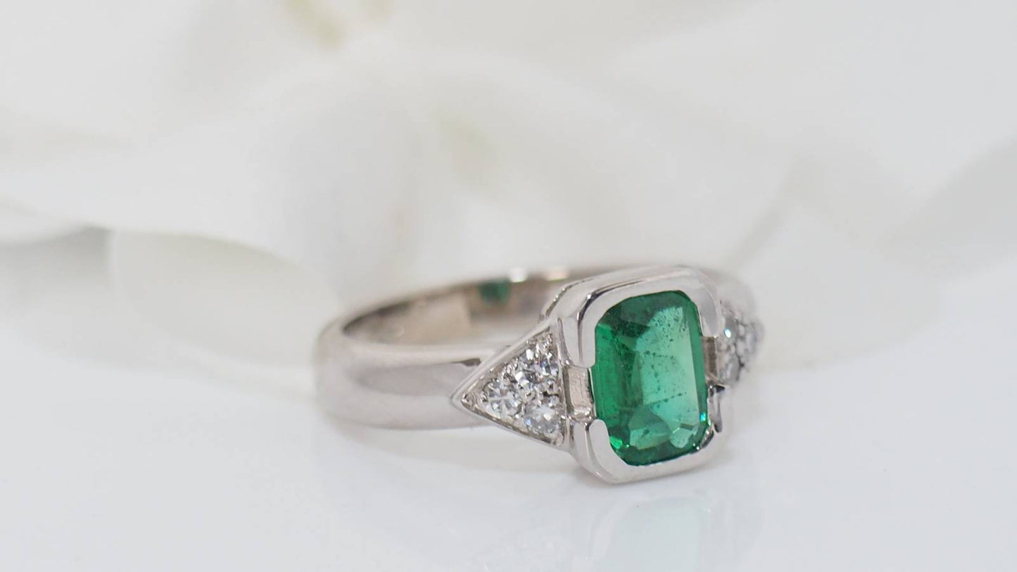 Bague en or blanc, émeraude et diamants