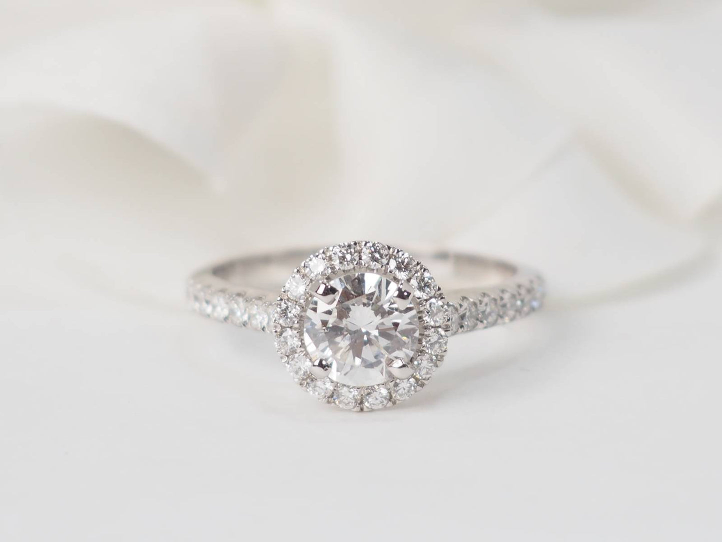 Bague solitaire en or blanc et diamants 