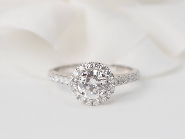 Bague solitaire en or blanc et diamants 