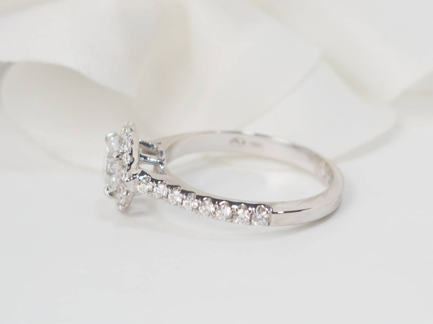 Bague solitaire en or blanc et diamants 0.82ct