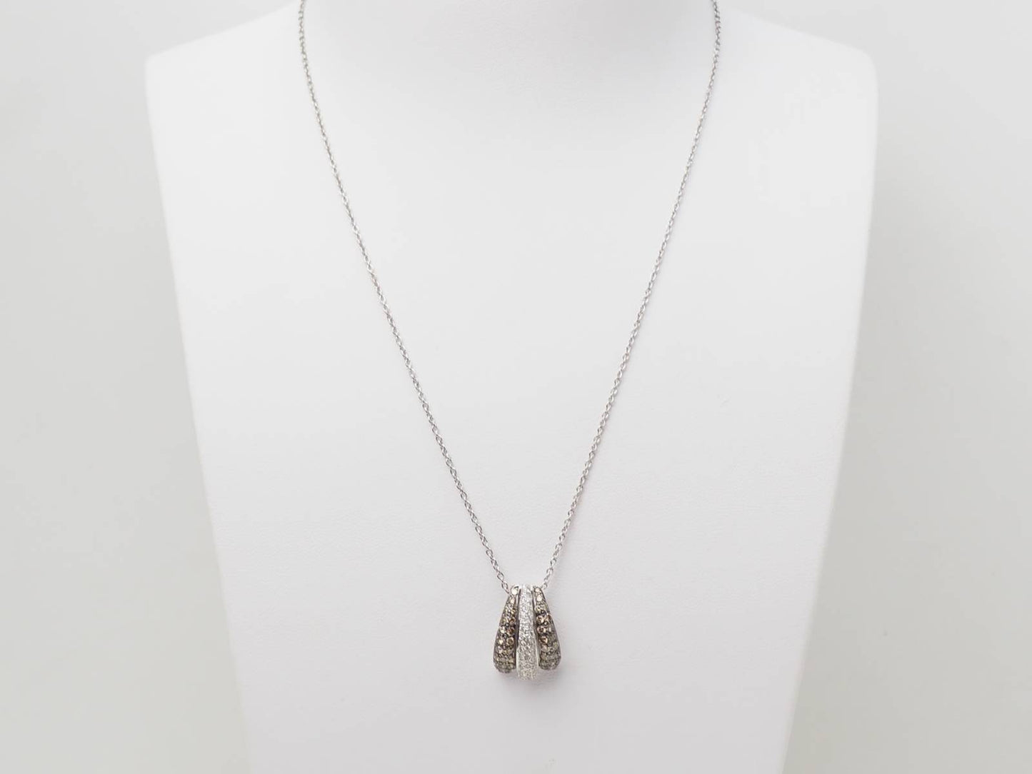 Collier pendentif en or blanc et diamants