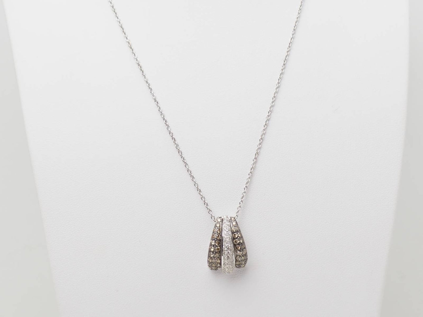 Collier pendentif en or blanc et diamants
