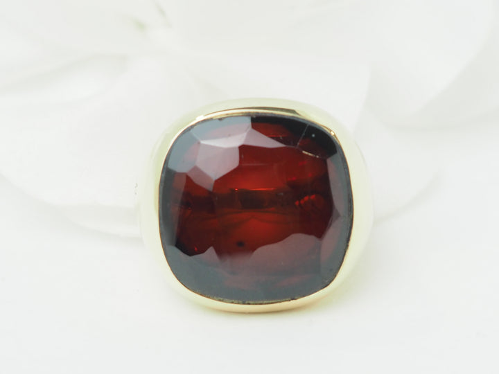 Bague Pomellato Victoria en or jaune et Grenat almandin