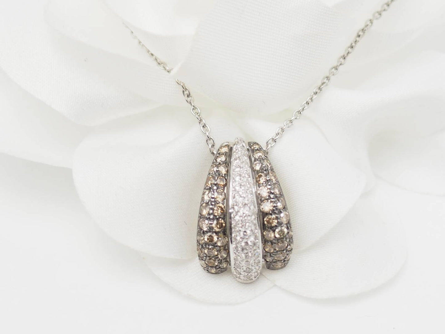 Collier pendentif en or blanc et diamants