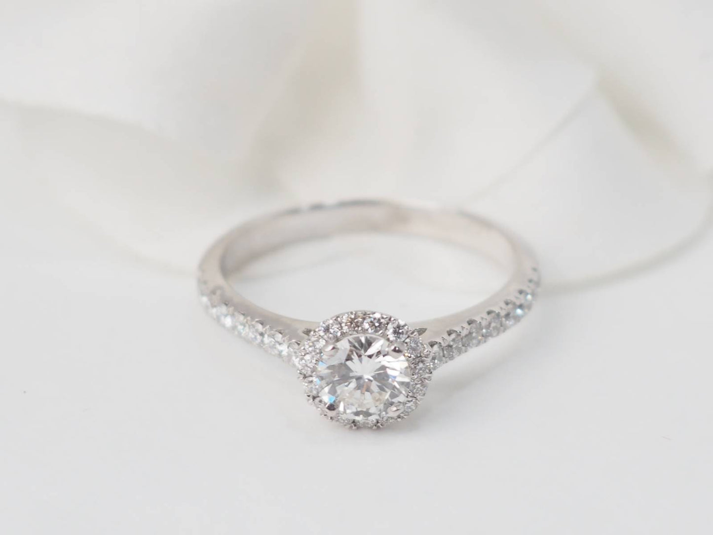 Bague solitaire en or blanc et diamant
