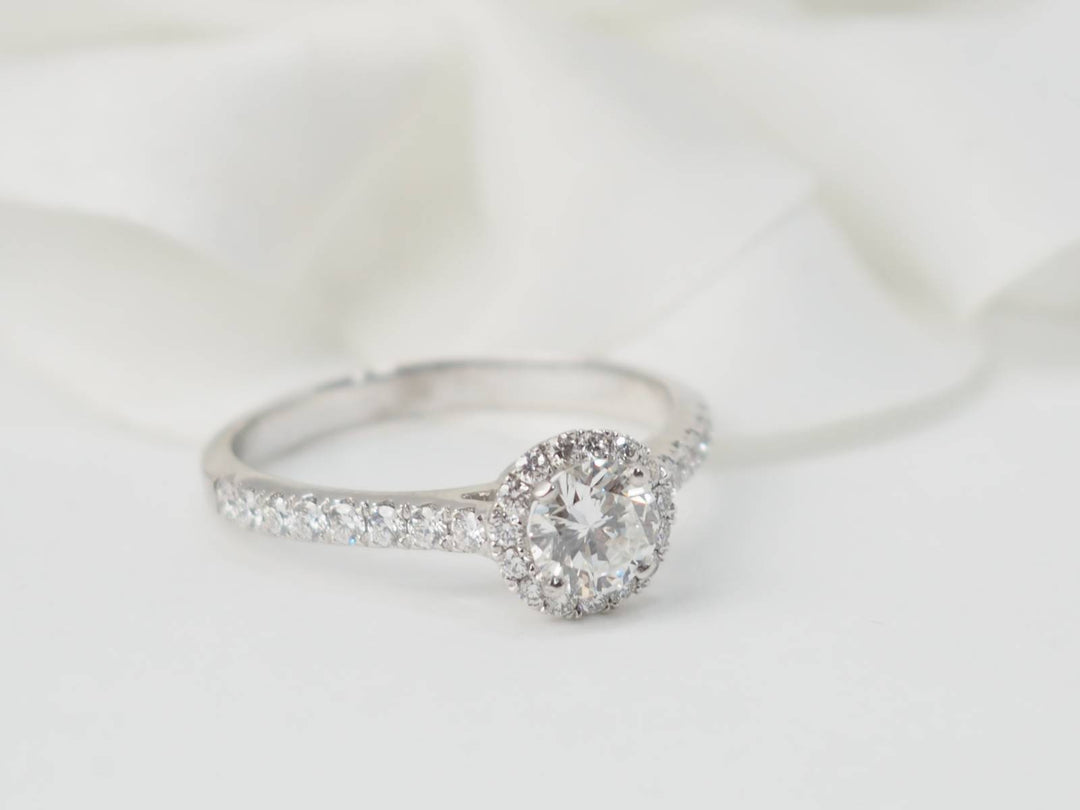Bague solitaire en or blanc et diamant