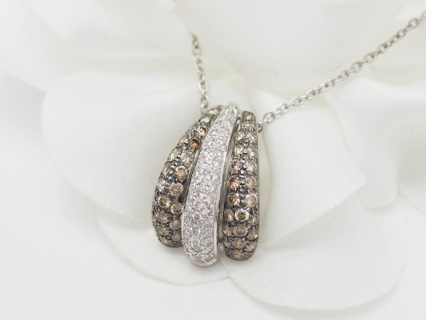 Collier pendentif en or blanc et diamants