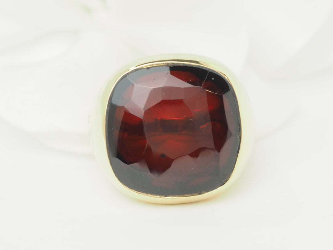 Bague Pomellato Victoria en or jaune et Grenat almandin