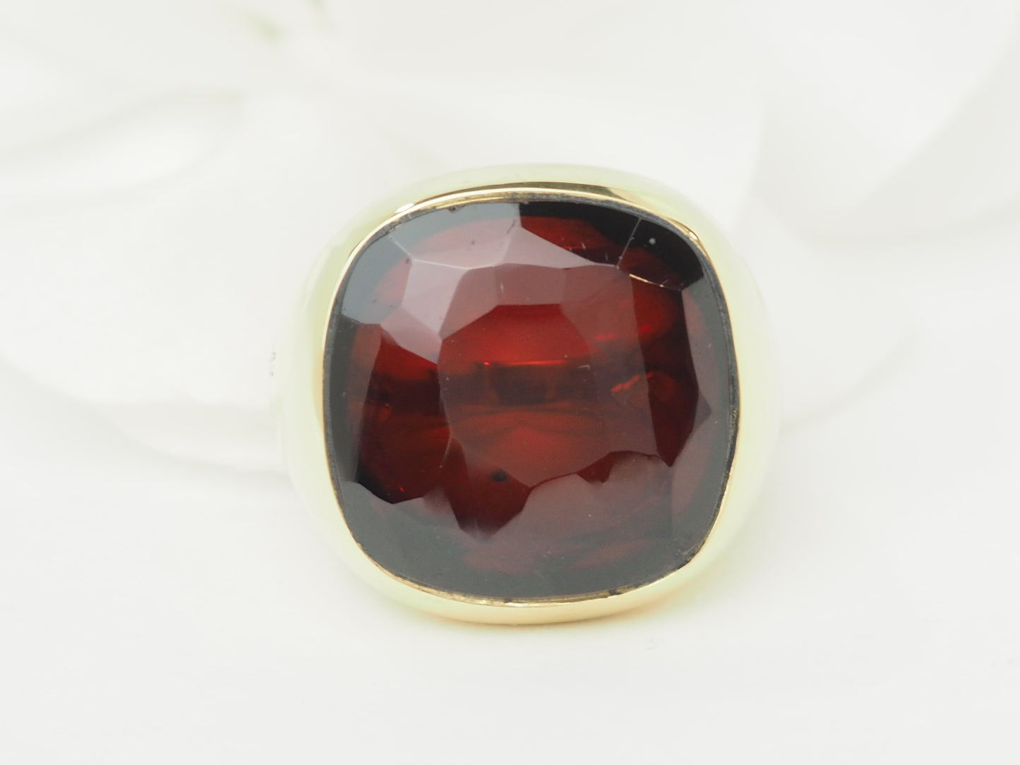 Bague Pomellato Victoria en or jaune et Grenat almandin
