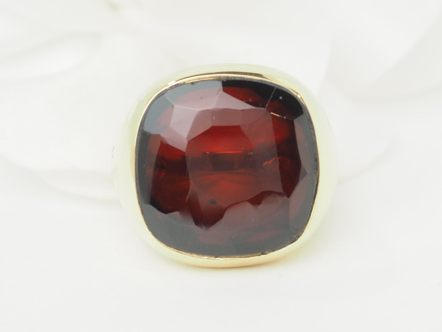 Bague Pomellato Victoria en or jaune et Grenat almandin