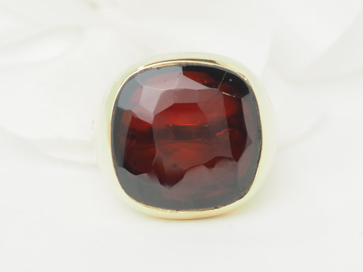 Bague Pomellato Victoria en or jaune et Grenat almandin