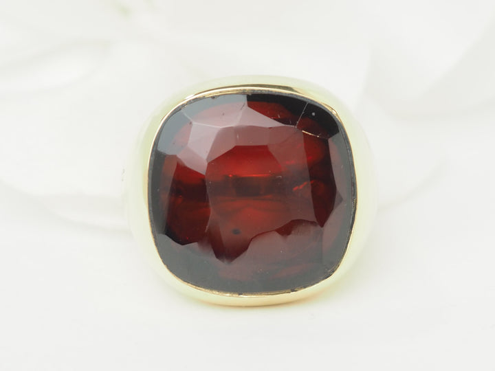 Bague Pomellato Victoria en or jaune et Grenat almandin