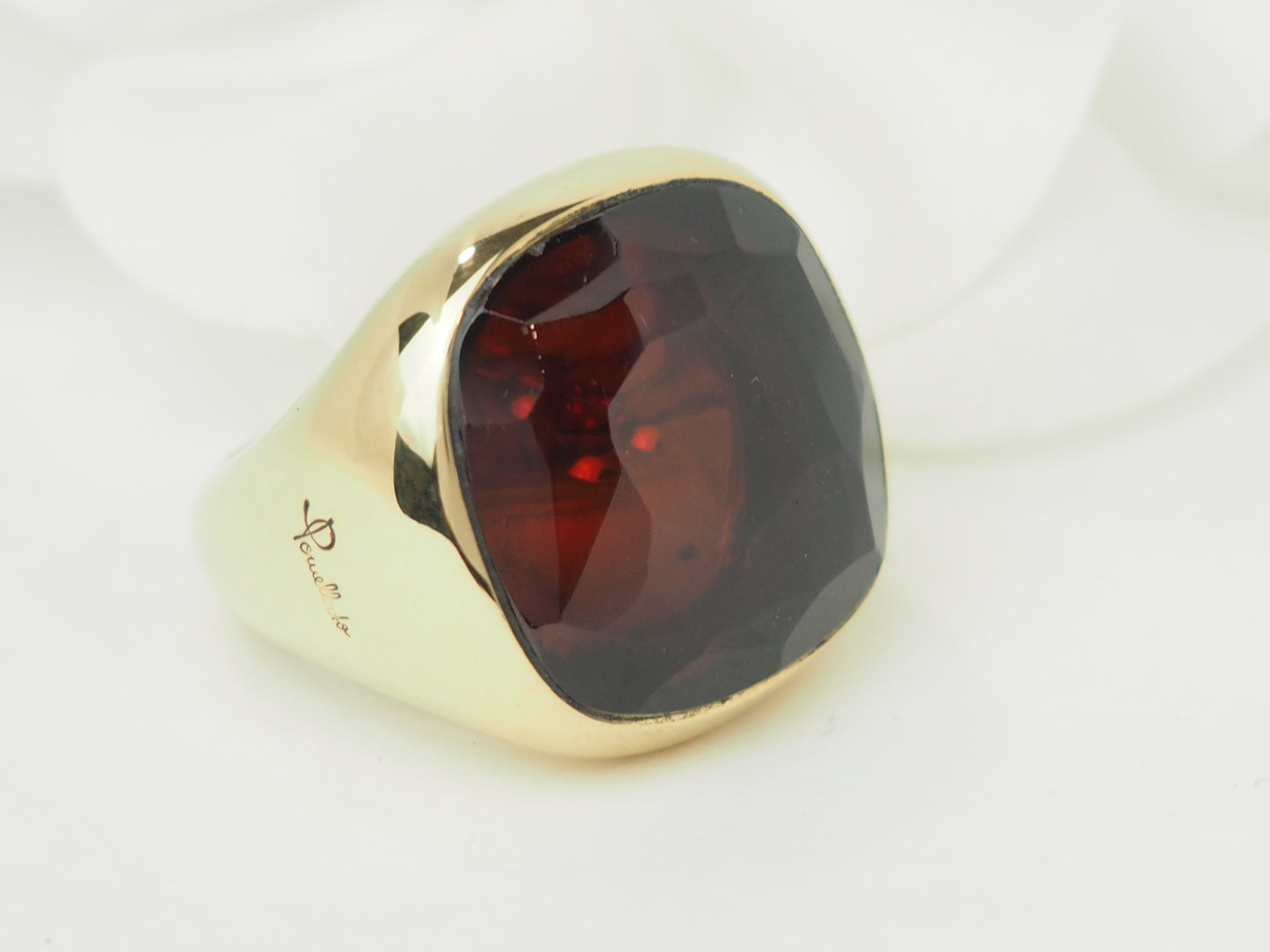 Bague Pomellato Victoria en or jaune et Grenat almandin