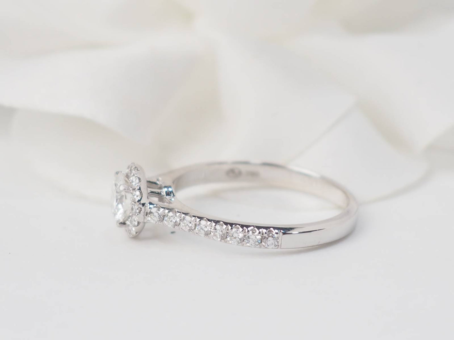Bague solitaire en or blanc et diamant