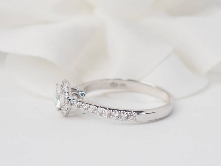 Bague solitaire en or blanc et diamant