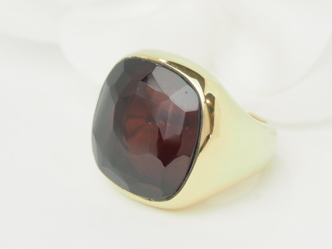 Bague Pomellato Victoria en or jaune et Grenat almandin