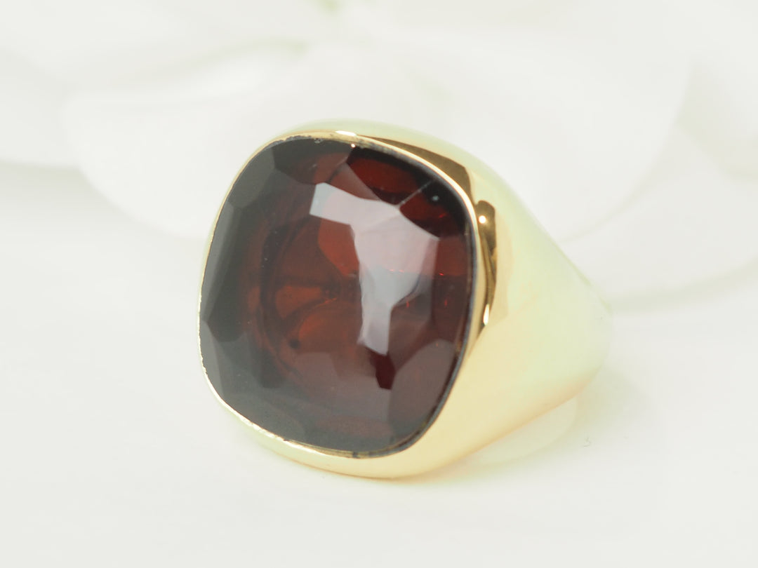 Bague Pomellato Victoria en or jaune et Grenat almandin