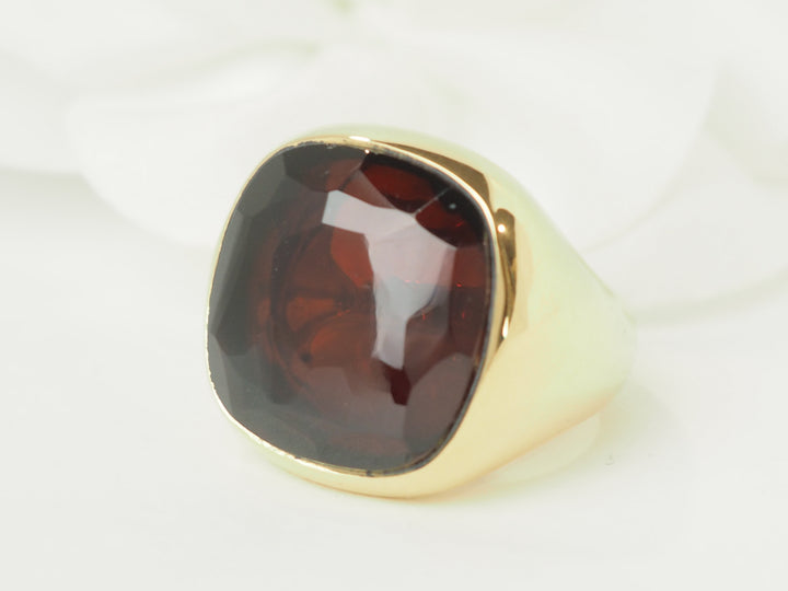 Bague Pomellato Victoria en or jaune et Grenat almandin