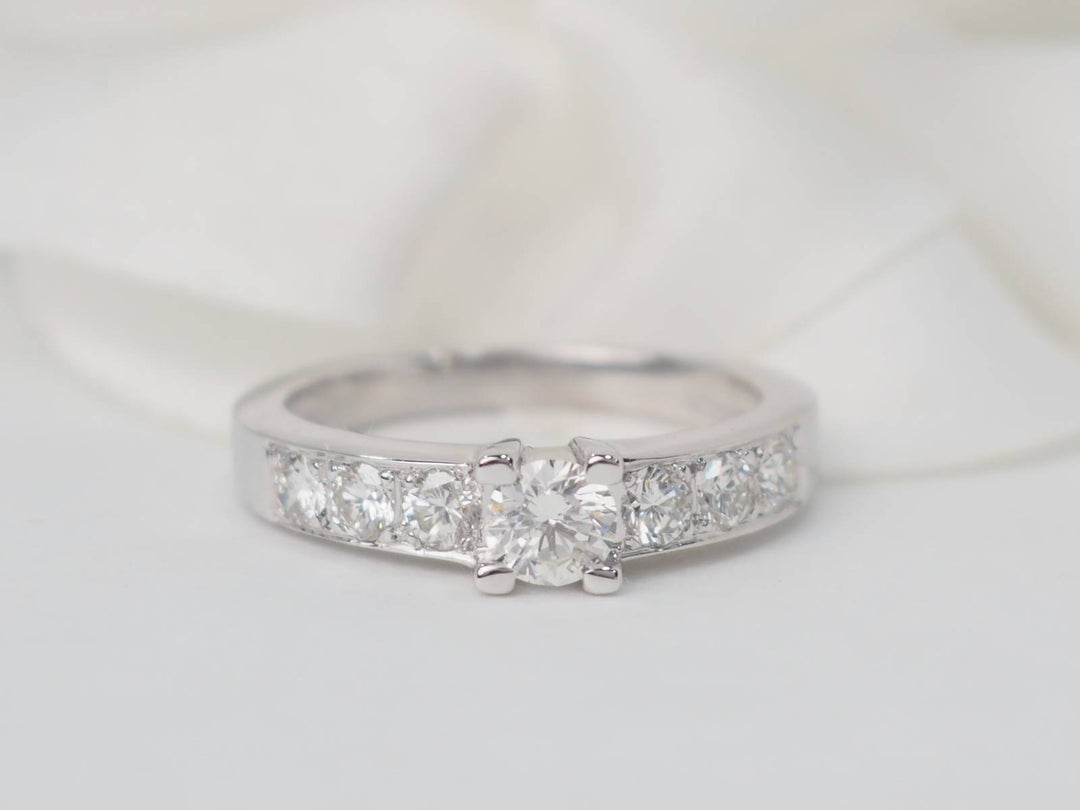 Bague solitaire en or blanc et diamant