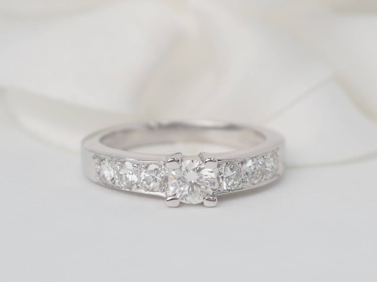 Bague solitaire en or blanc et diamant
