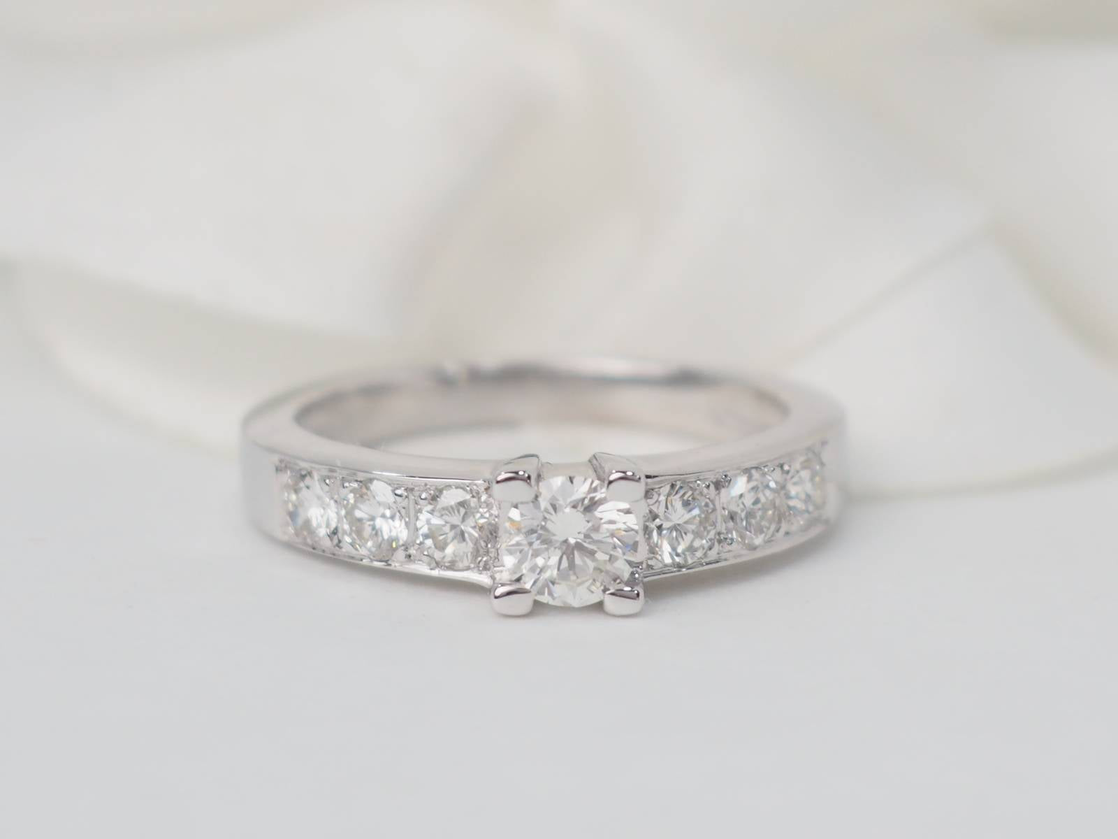 Bague solitaire en or blanc et diamant