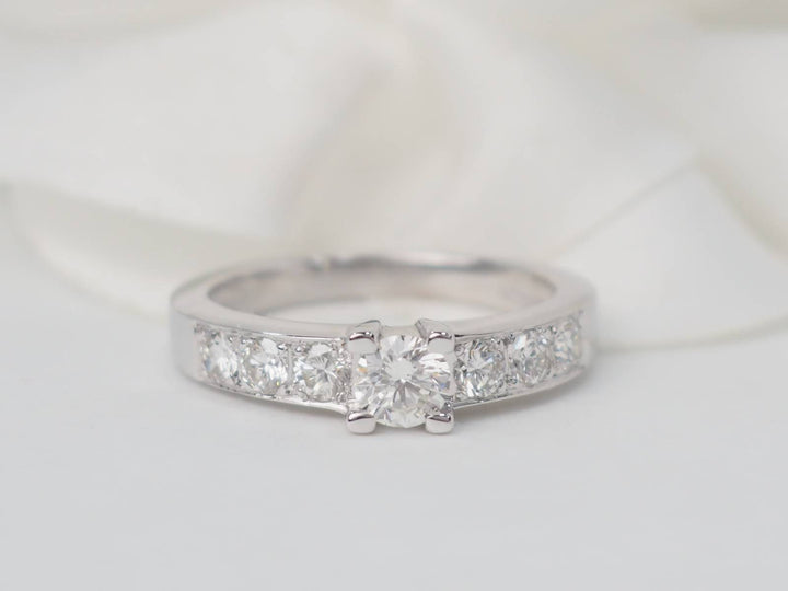 Bague solitaire en or blanc et diamant
