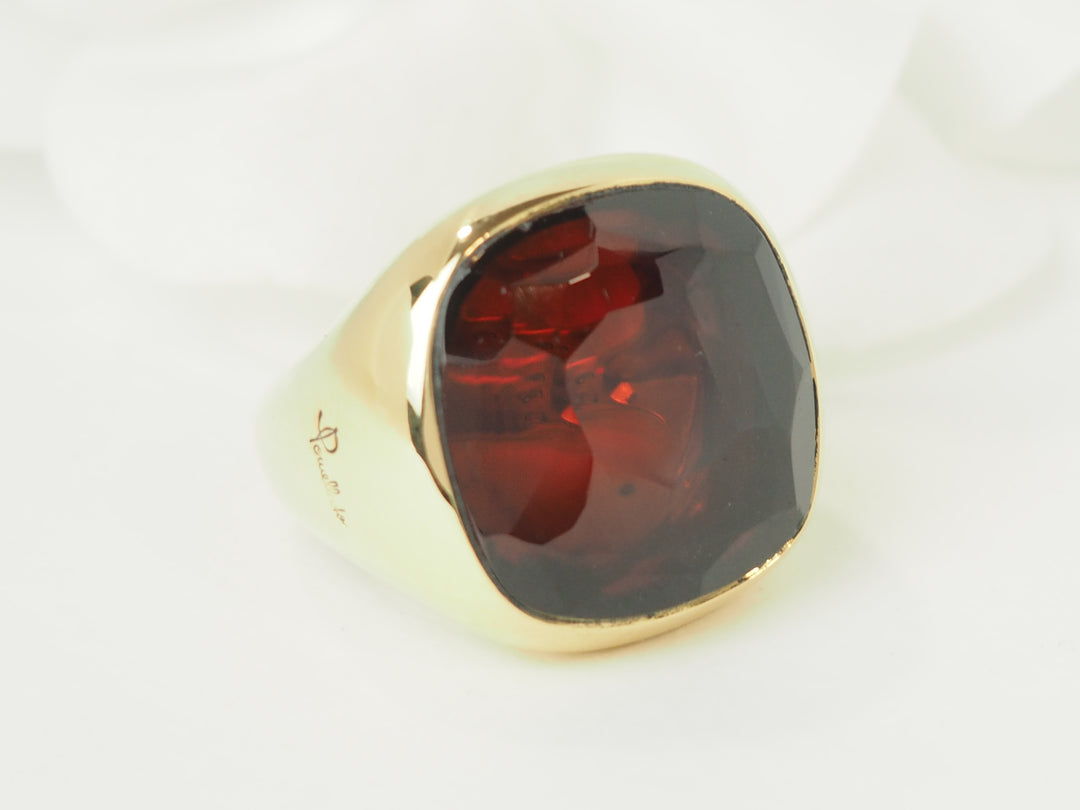 Bague Pomellato Victoria en or jaune et Grenat almandin