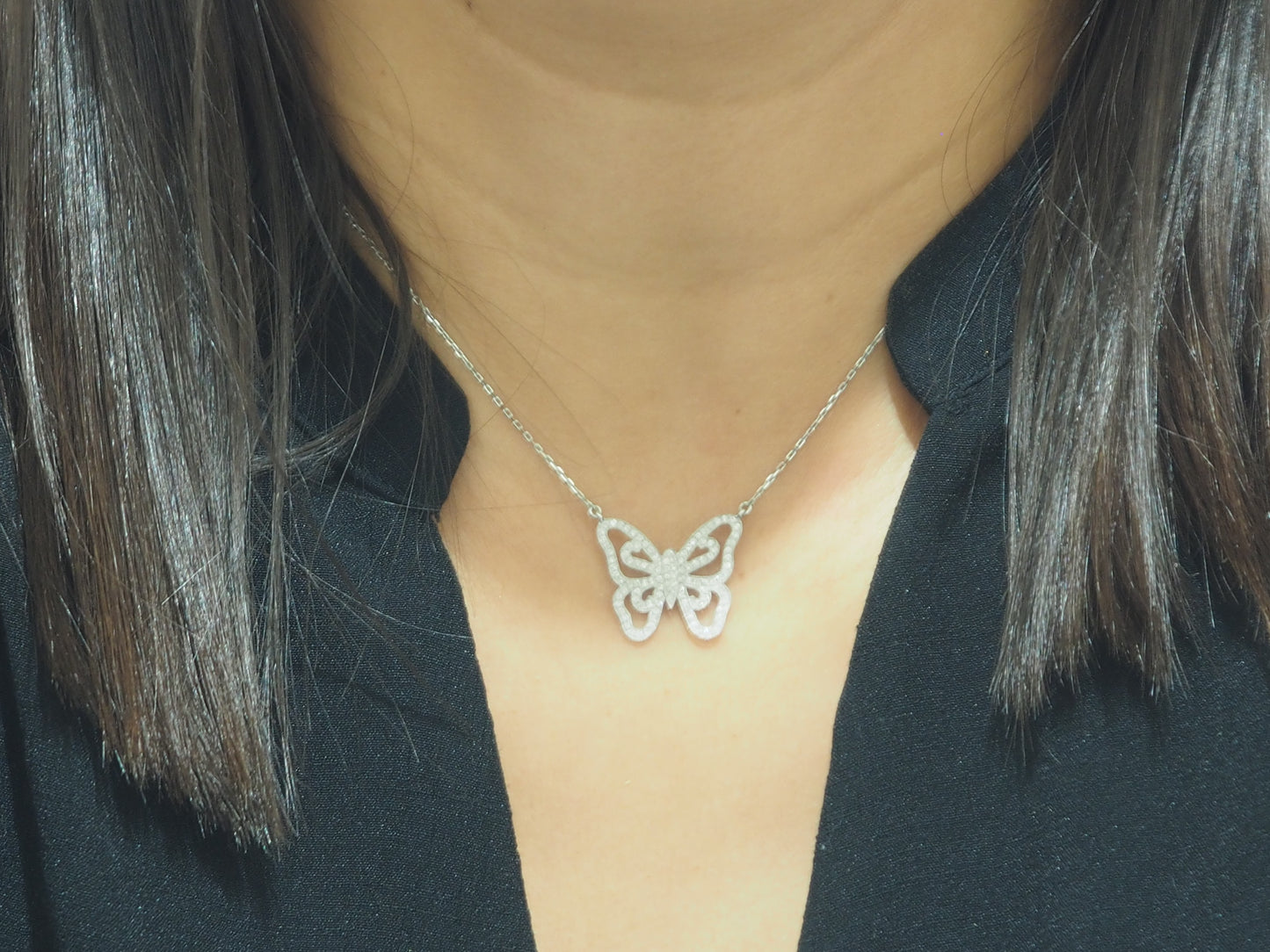 Collier pendentif papillon en or blanc et diamants