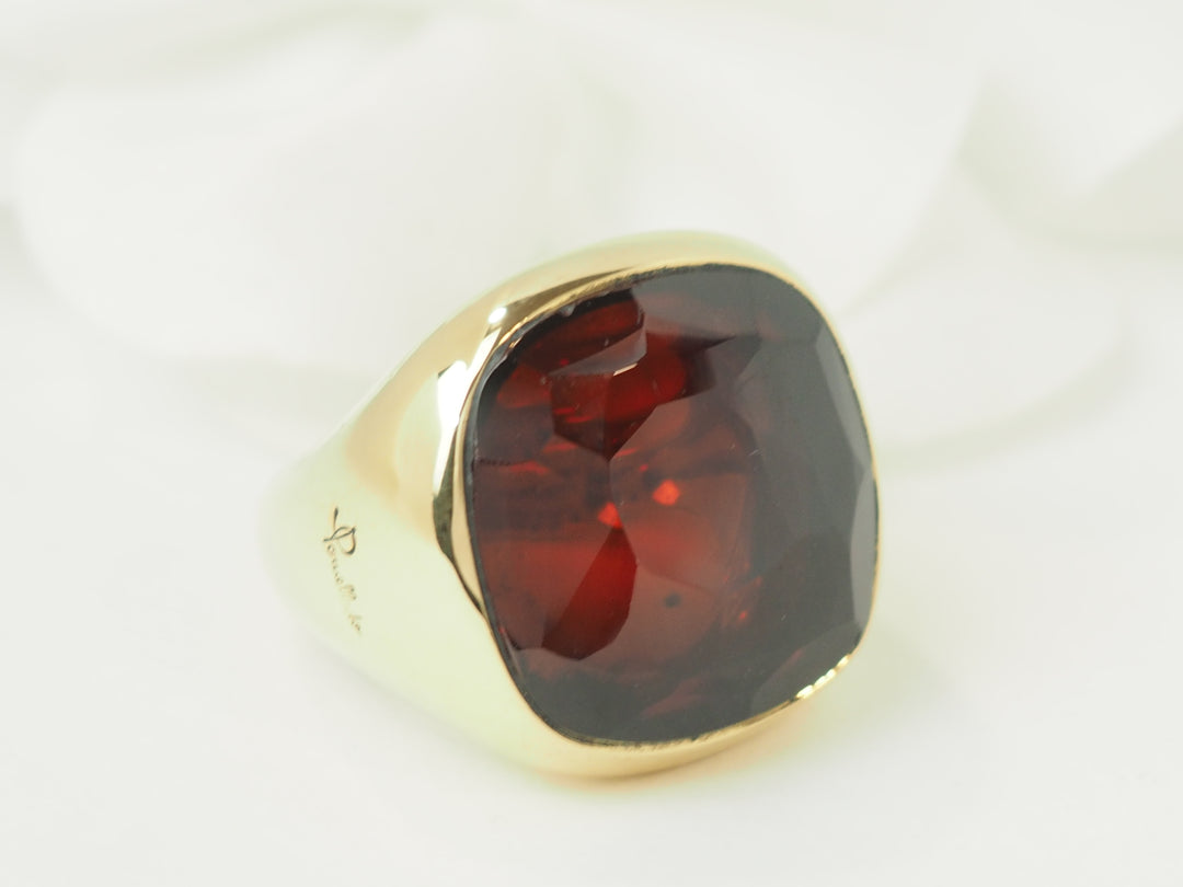 Bague Pomellato Victoria en or jaune et Grenat almandin