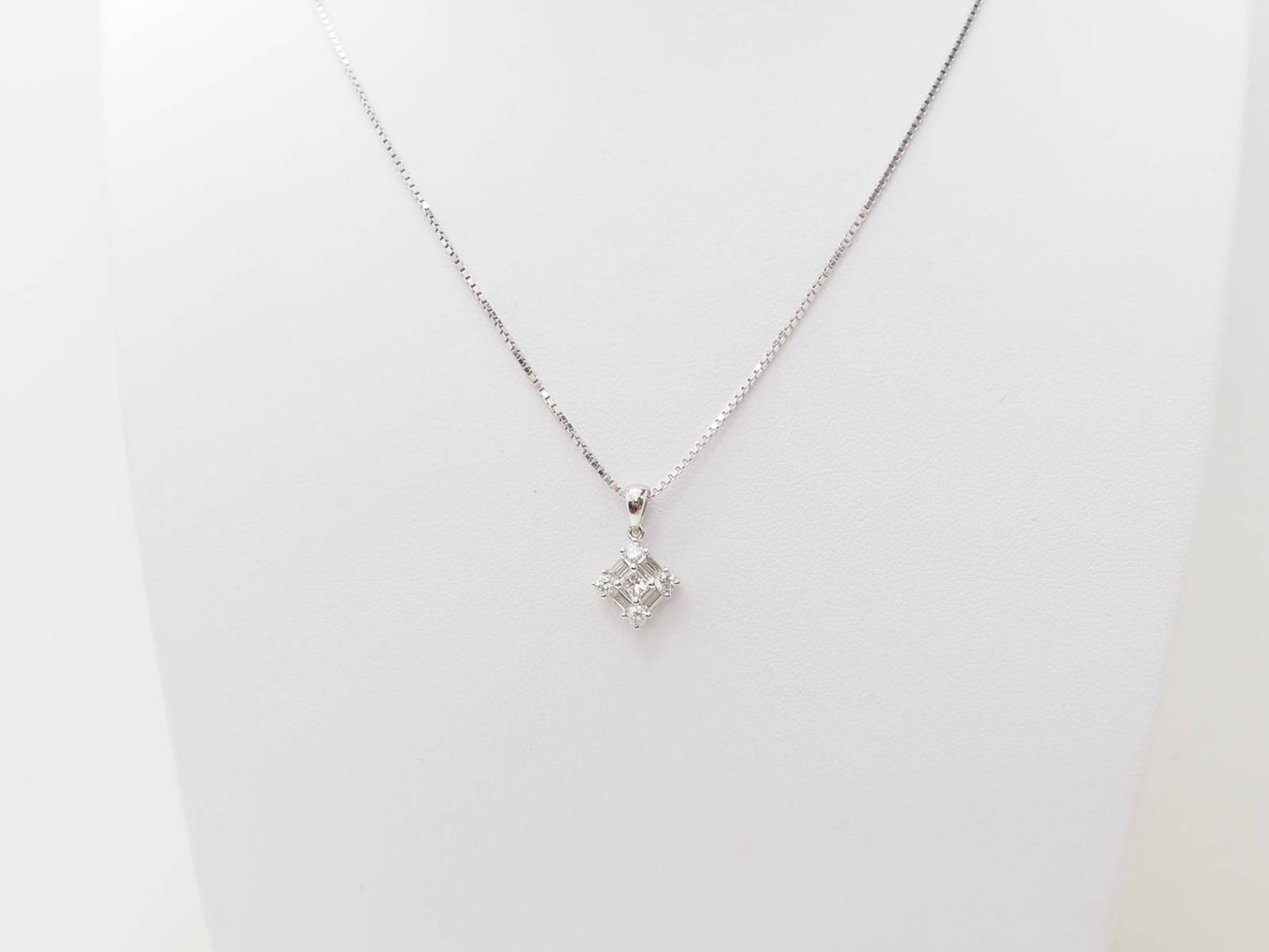 Idée de collier en or blanc et diamants 