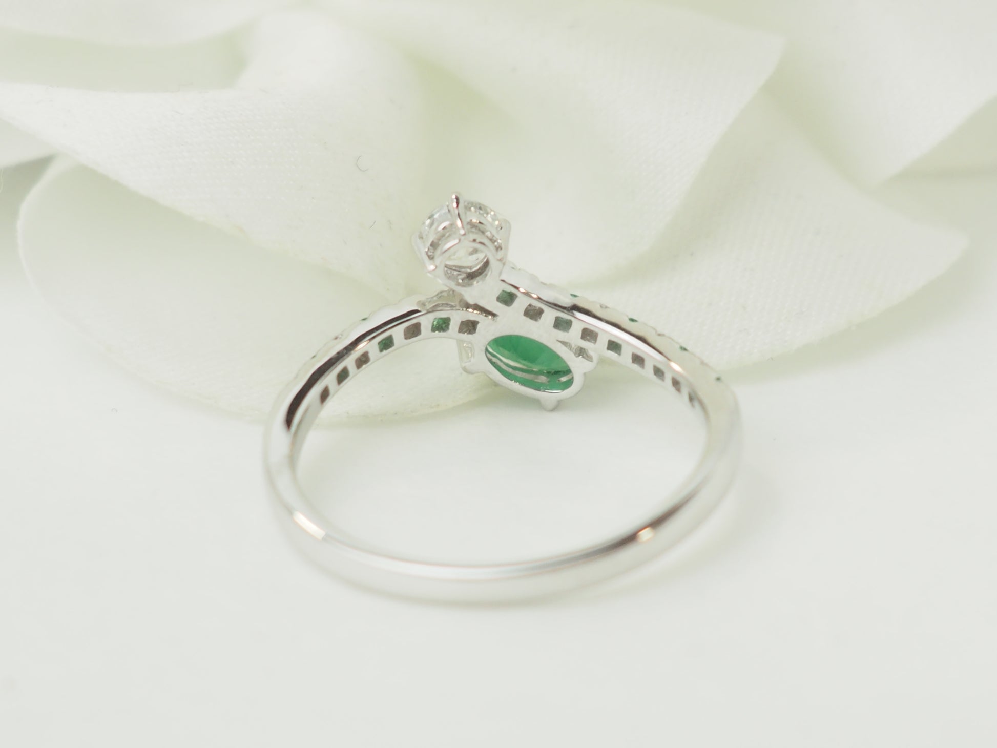 Bague Mauboussin en or blanc avec émeraude et diamants