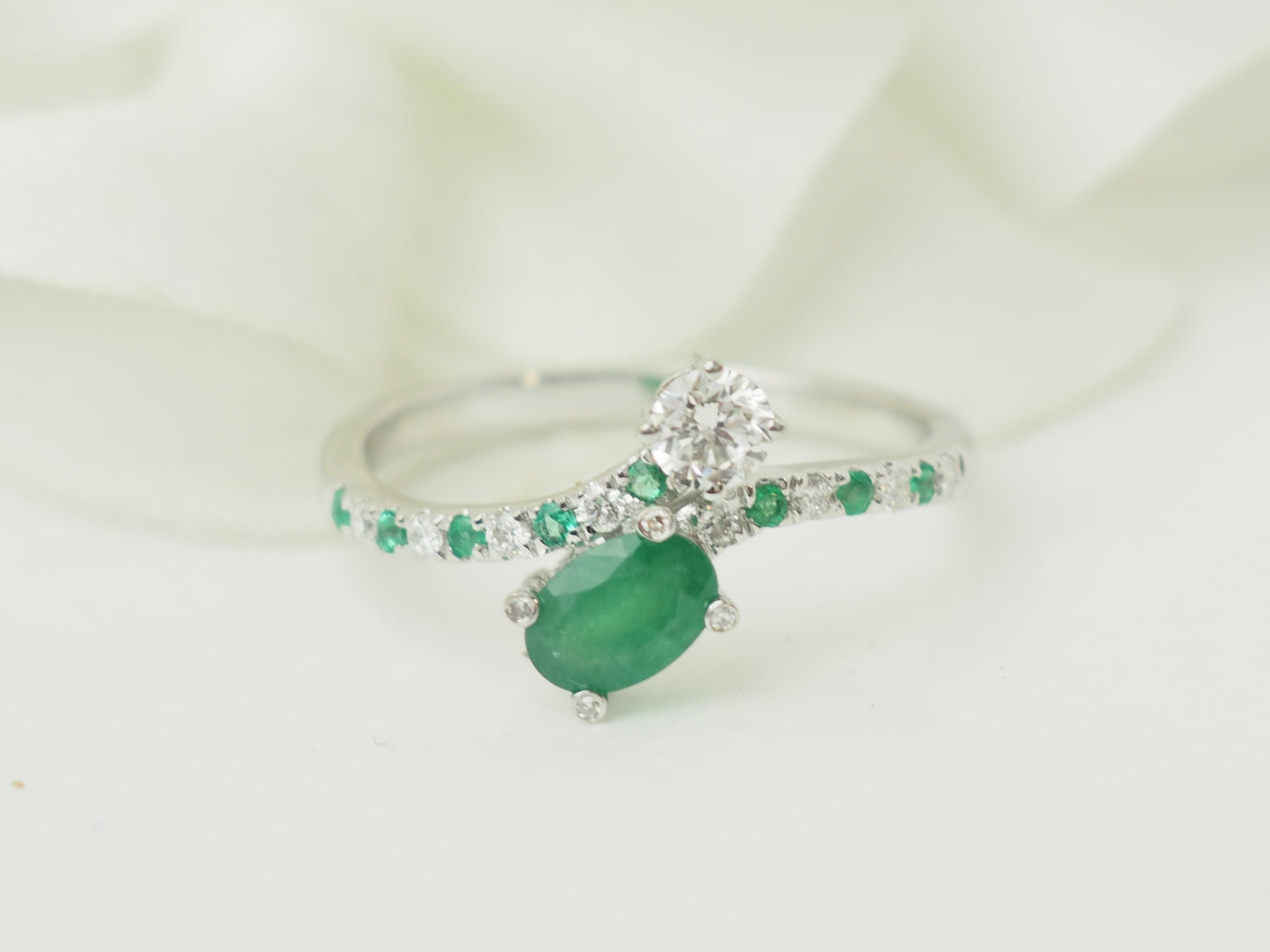 emerald diamond ring white gold