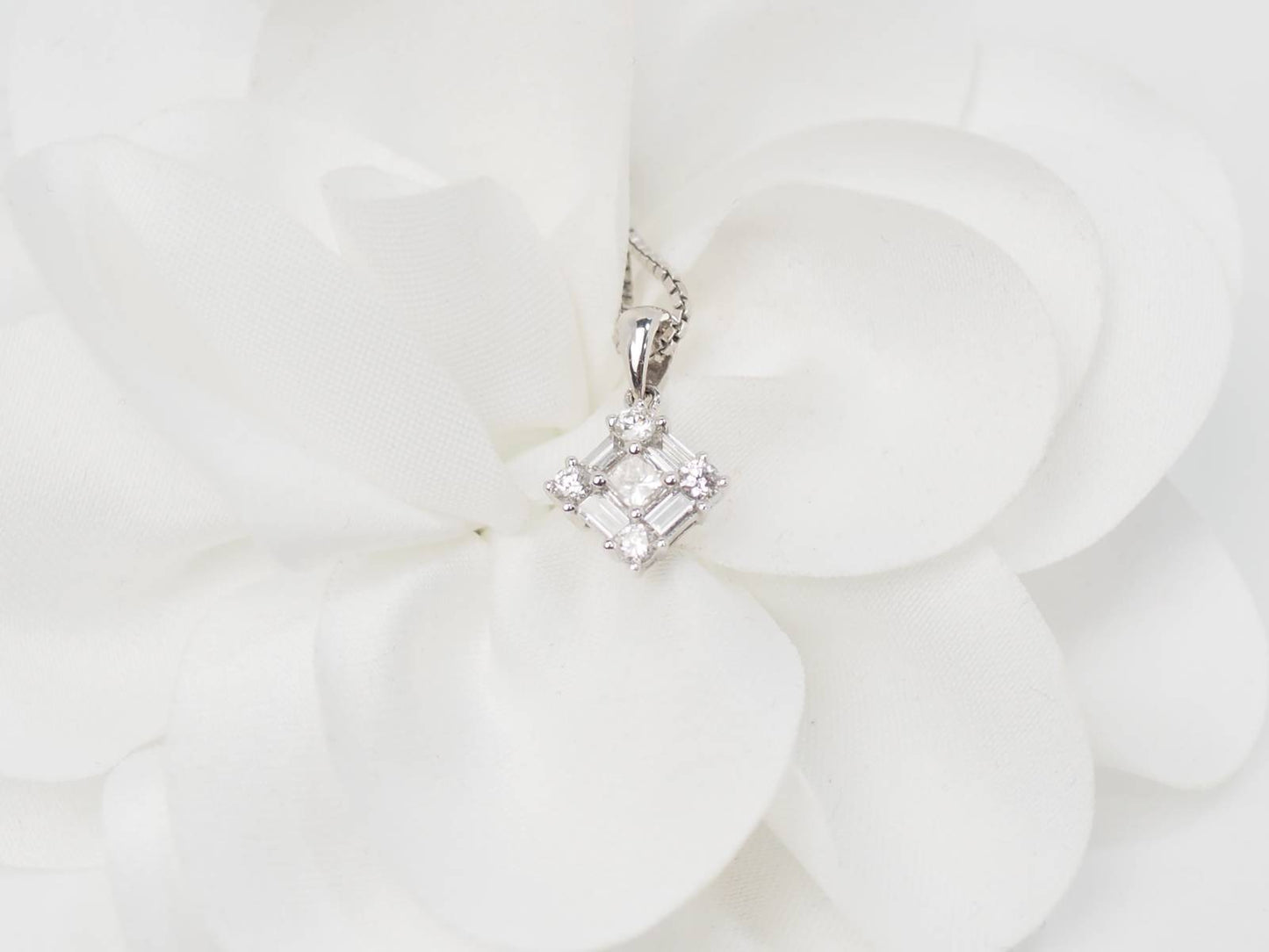 Collier en or blanc et diamants